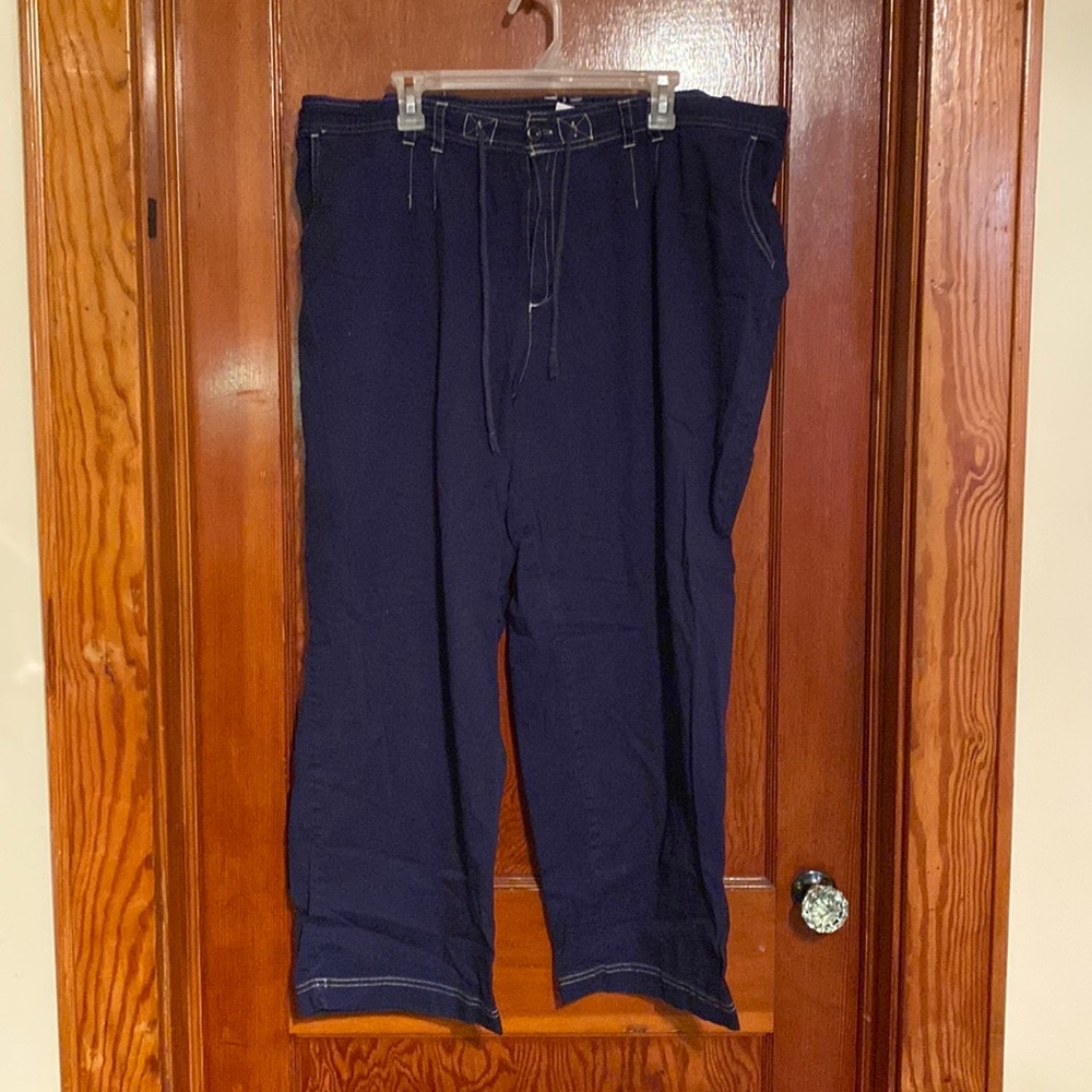 Women’s plus size 3X or 22/24 pants. Great used condition.